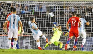 Prensa argentina reconoce que la albiceleste le ganó a Chile con un penal regalado