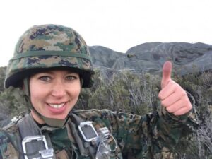 Primera mujer de la V División de Ejército en saltar en paracaídas