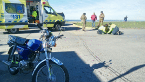 Motociclista de 56 años resultó lesionado tras colisionar en calle 21 de mayo