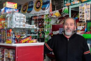 Un negocio que sirve a los vecinos y estrecha amistades
