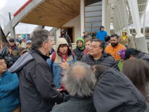 Con banderas negras recibieron a autoridades de Justicia en Porvenir