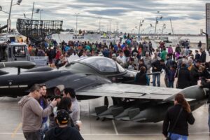 Niños y adultos disfrutaron de espectáculo aéreo de la FACh en Costanera del Estrecho