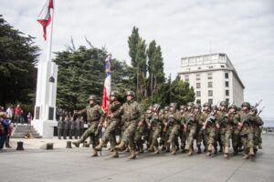 Sección de formación del regimiento N° 10 Pudeto rindió honores a la bandera