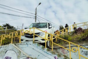 Insólito accidente de camioneta en el cerro La Cruz provocó ayer la sorpresa de los transeúntes