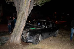 Joven chofer de 19 años ebrio  impactó contra árbol: dos lesionados