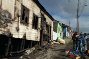 Diez damnificados dejó incendio que destruyó céntrica vivienda