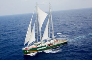 Rainbow Warrior navega hacia Magallanes