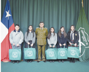 Hijos de funcionarios de Carabineros recibieron reconocimiento por rendimiento escolar