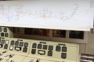 Camión pasó a llevar líneas electrificadas y dejó a las radios fuera de servicio