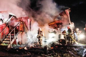 Incendio destruyó tres viviendas en la comuna de Río Verde