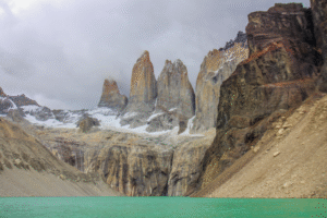 Desbordes en cursos de agua obligan a cerrar circuitos del Parque Nacional Torres del Paine