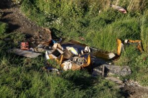 Otra vez la chatarra y la basura reaparecen a orillas del Llau Llau