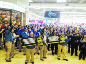 Funcionarios del mall realizan protesta al interior del recinto