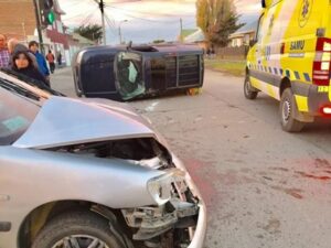 Violenta colisón deja como saldo un vehículo volcado y tres personas lesionadas