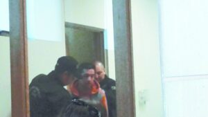Conductor reincidente es detenido en persecución policial tras chocar en estado de ebriedad