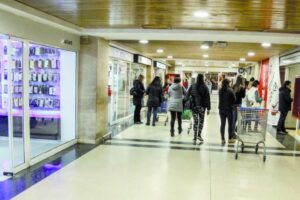 Pequeños locatarios del Mall Espacio Urbano molestos por cobros en estacionamientos
