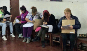 En completo hermetismo presidenta Bachelet llega a local para participar como censista