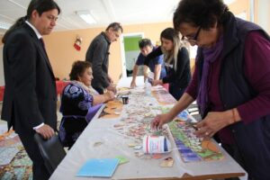 Mosaicos  embellecen las escalas del Cerro de  La Cruz
