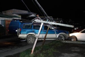 Todoterreno impacta contra un poste en Villa las Nieves