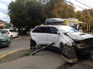 Dos argentinos lesionados tras una fuerte colisión que derribó un semáforo