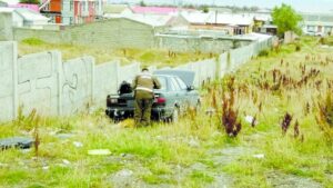 Roban auto y lo abandonan en  sitio eriazo sin varias de sus partes