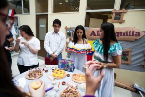 Preparaciones de distintos países dieron sabor a la muestra gastronómica de estudiantes de Nutrición