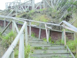 Escalera en mal estado afecta a parceleros del sector “Llau Llau”