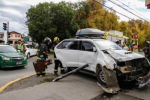 Familia argentina salvó tras violenta colisión en cruce regulado con semáforos