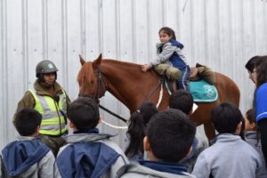 Carabineros compartieron con estudiantes del Colegio Adventista