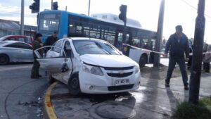 Conductor que intentó bajar por Ovejero fue impactado por un bus y recibió lesiones graves