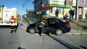 Violenta colisión en el barrio 18 de Septiembre dejó un conductor lesionado