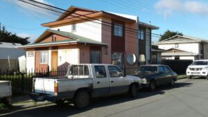 Un adulto acompañado de dos menores de edad intentaron robar un vehículo