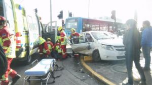Violento accidente entre bus y auto  dejó a chofer gravemente herido
