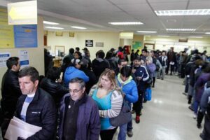 Renovación de permisos de circulación causó gran aglomeración de contribuyentes