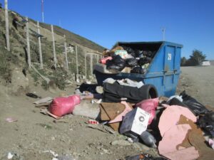 Batea repleta de basura en la calle Joaquín Argüelles