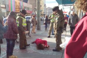 Mujer ambulante fue detenida por agredir a personal de Carabineros mientras era fiscalizada