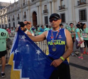 Atleta con ceguera dedicó a su madre fallecida segundo lugar en Maratón de Santiago