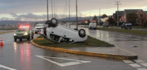 Vehículo involucrado en accidente de tránsito terminó volcado en la costanera