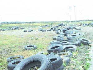 Basural y “cementerio” de neumáticos al final de Avenida Los Flamencos