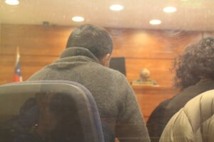 A la justicia por conducir en estado de  ebriedad provocando daños y sin licencia