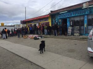 Enormes filas en pescaderías pero no en parroquias