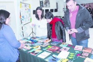 Libros por aquí, libros por allá, Magallanes se sumerge en la lectura