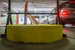 Gratuito o pagado, empresas deben hacerse responsable por daños en estacionamientos