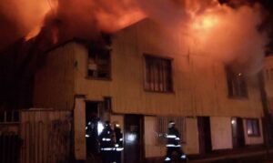 Seis damnificados tras incendio que destruyó vivienda en el Barrio Sur