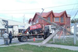 Más del 70% de Puerto Natales se encuentra sin luz por la caída de 5 postes de alta y mediana energía