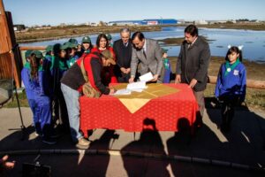 GORE y universidad firman convenio para realizar estudios en Humedal Tres Puentes