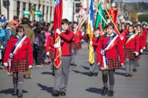 Escuelas Portugal y Manuel Bulnes participaron en el desfile dominical que encabezó Carabineros