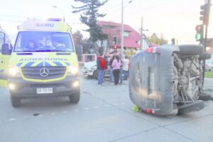 Fuerte choque terminó con jeep volcado en Angamos esquina O`Higgins