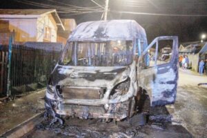 Minibus de turismo resultó calcinado anoche