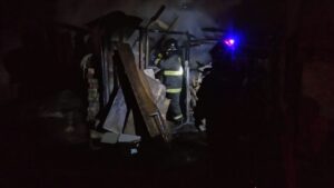 Fogata mal apagada originó incendio que destruyó galpón en Población Diego Portales